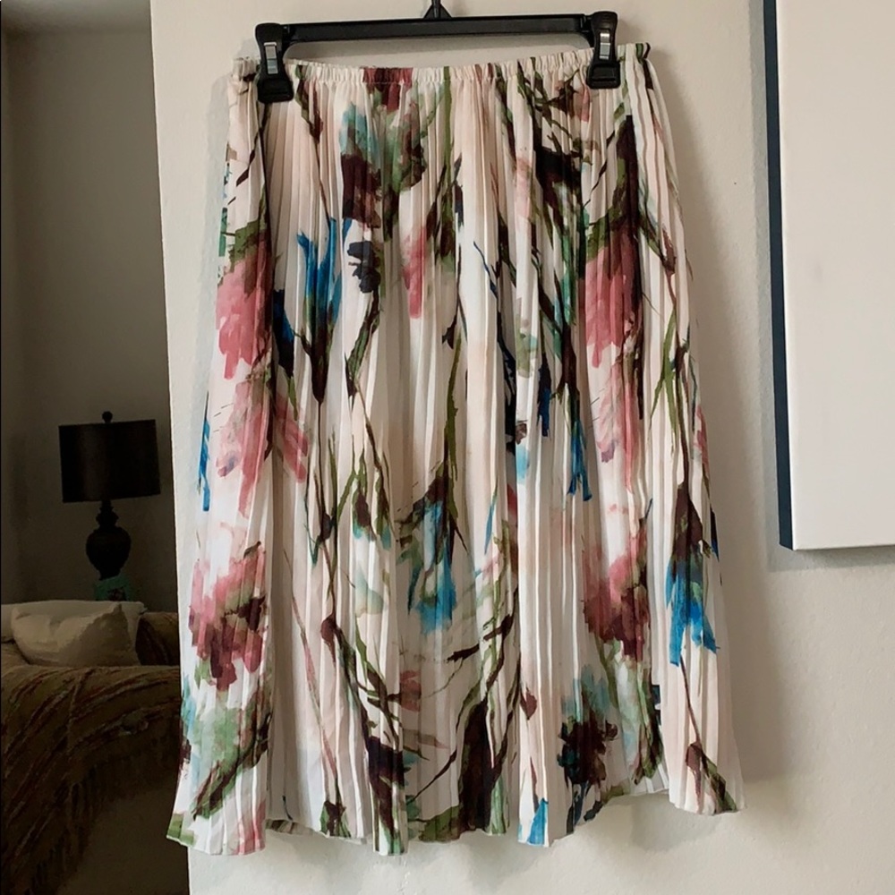 Adorable flows midi skirt! Great/comfy for work